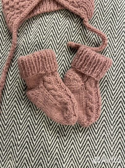 Шапочка и носочки для новорождённой