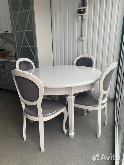Стол и стулья