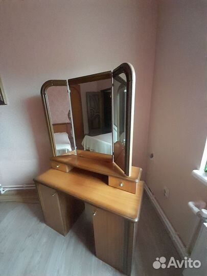 Туалетный столик с зеркалом