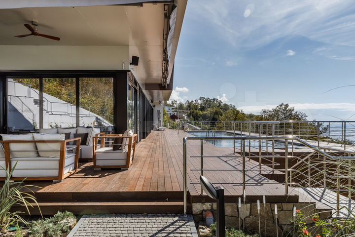 Коттедж 1300 м² на участке 30 сот.