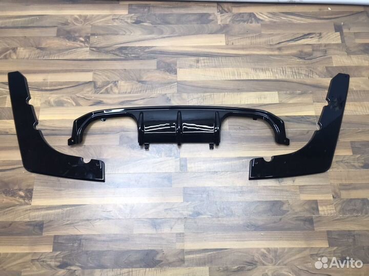 Диффузор BMW F80 F82 черный глянец