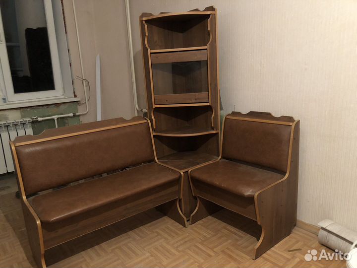 Кухонный уголок со стеллажом