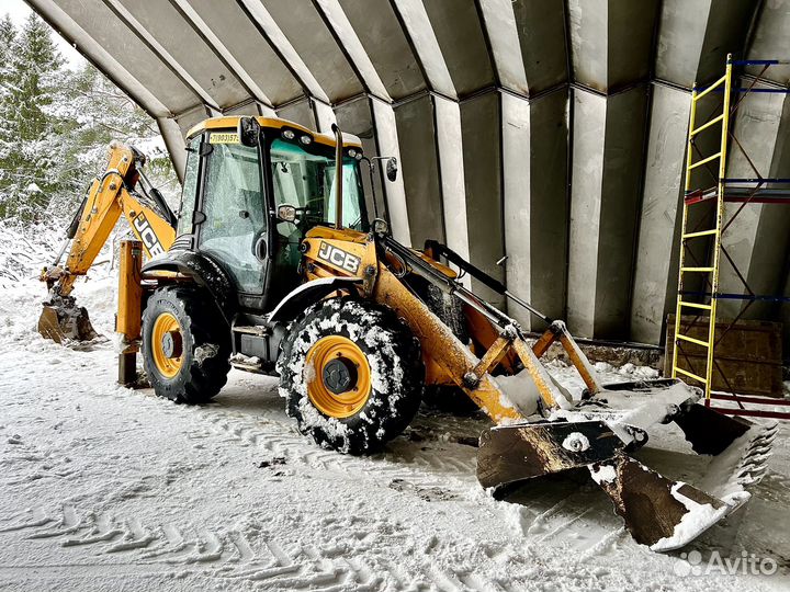 Экскаватор погрузчик JCB ровноколессный