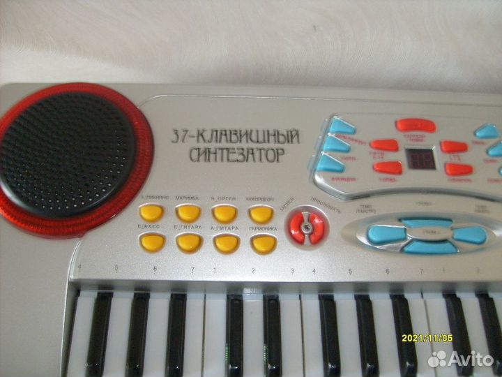 37 клавишный синтезатор