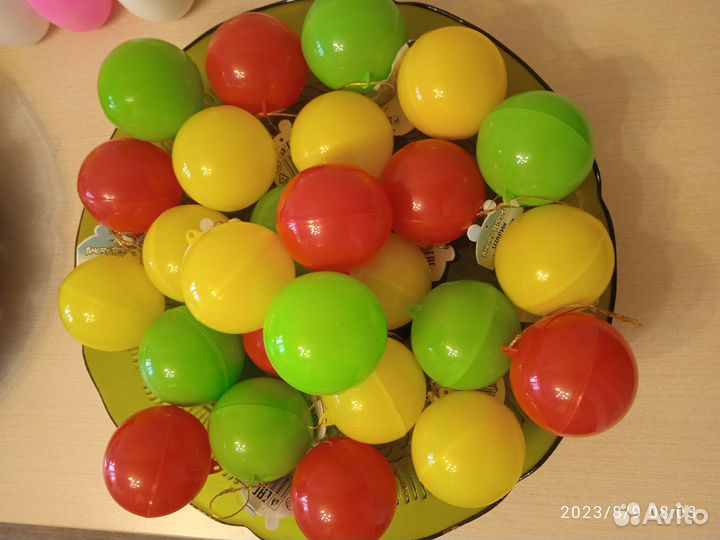 Яйца от киндер сюрпризов + шары от мармелада