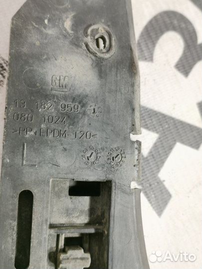 Крепление бампера переднее левое Opel Vectra