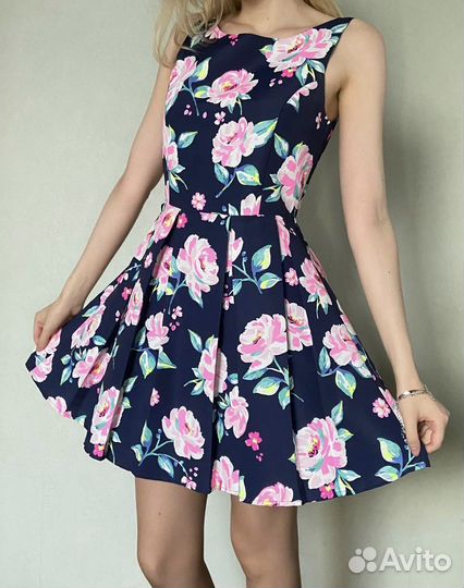 Элегантное темно-синее платье с узором