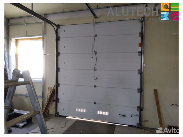 Секционные ворота для гаража alutech