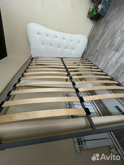 Кровать
