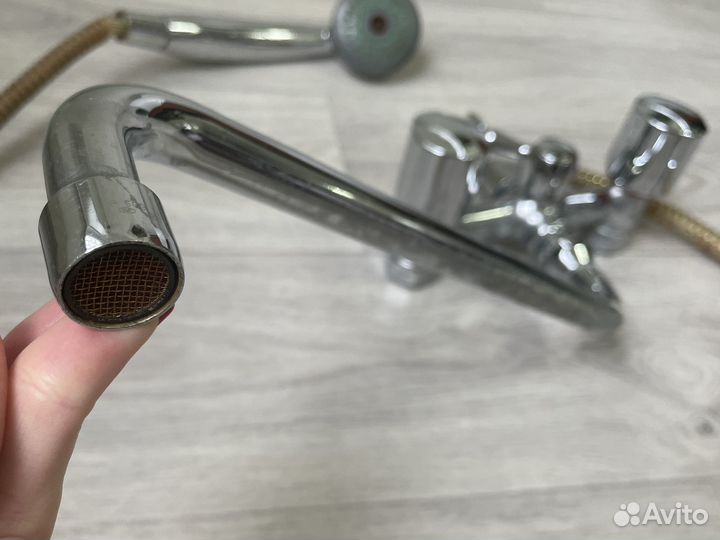 Смеситель с душевой лейкой б/у течёт на запчасти