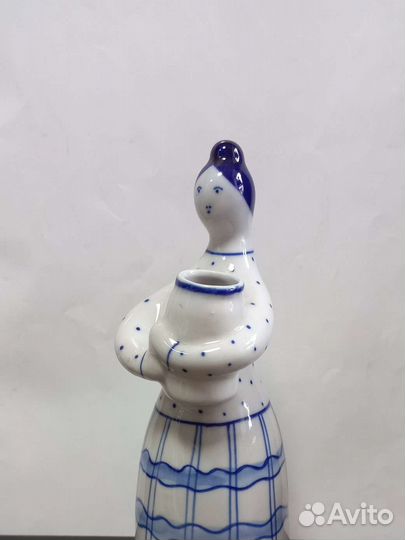 Женщина с вазой Гжель