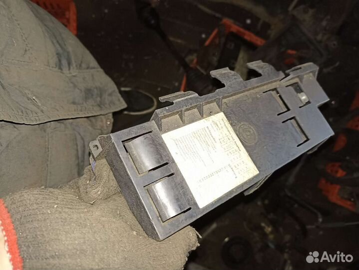 Крышка блока предохранителей BMW 7 серия Е32