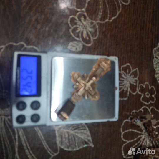 Золотая цепочка с крестиком