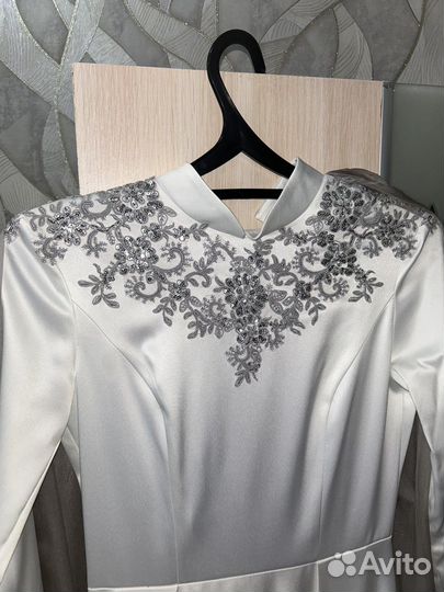 Платье на никах