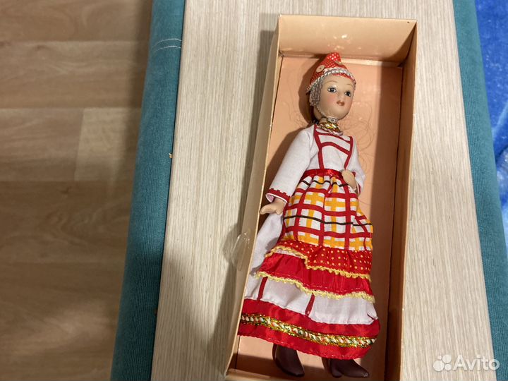 Кукла изготовлена из форфора