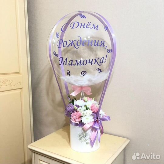 Букет с цветами, шаром и перьями