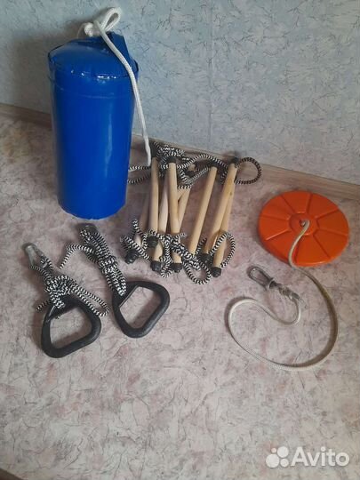 На шведскую стенку кольца, груша, тарзанка,лесница