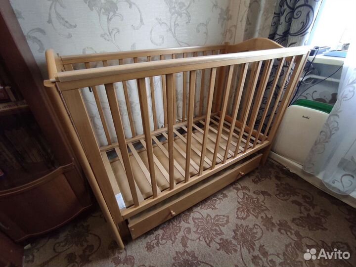 Детская кроватка с продольным маятником