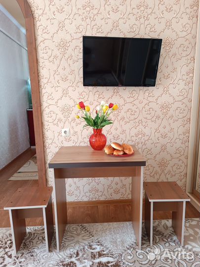 Стол и 2 табурета