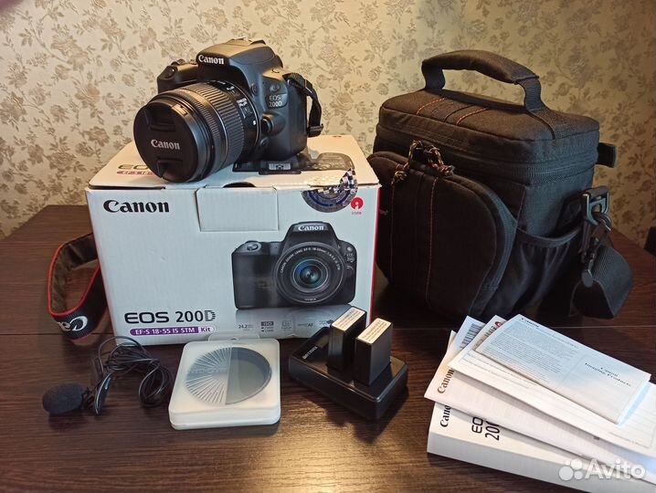 Зеркальный фотоаппарат Canon EOS 200D с приданным