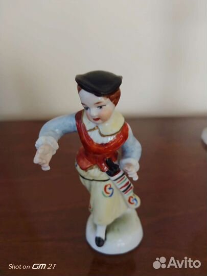 Фарфоровая статуэтка бегущей девушки, гдр