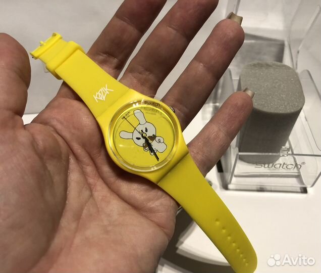 Новые часы Swatch gent желтые kidrobot kozik