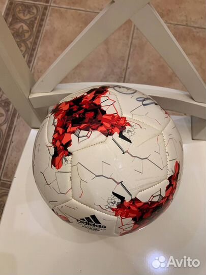 Футбольный мяч adidas