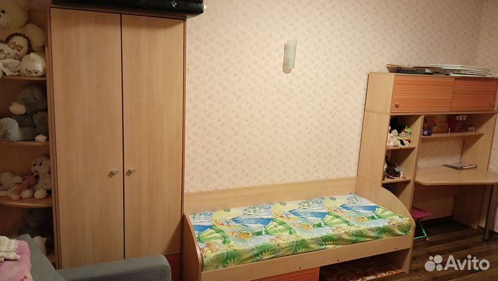 Детская кровать чердак со столом и шкафом бу