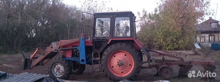 Вспашка земли трактором