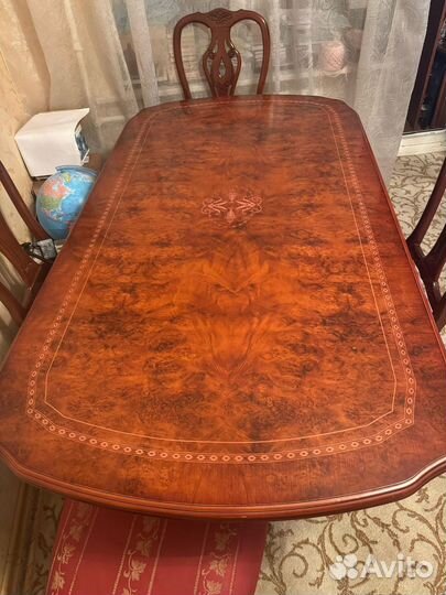 Обеденный стол без стульев