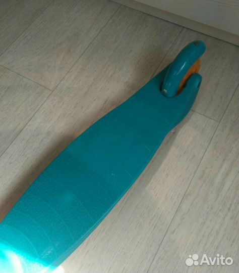 Первый детский трехколесный самокат Kreiss Scooter