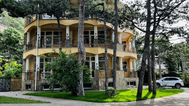 Дом 550 м² на участке 1,2 га