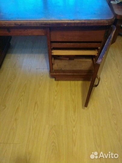 Старинный деревянный письменный стол