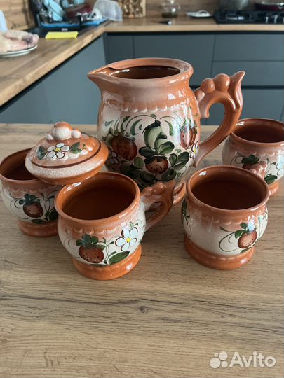 Глиняный кувшин с кружками