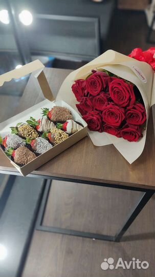 Красные розы + клубника в шоколаде