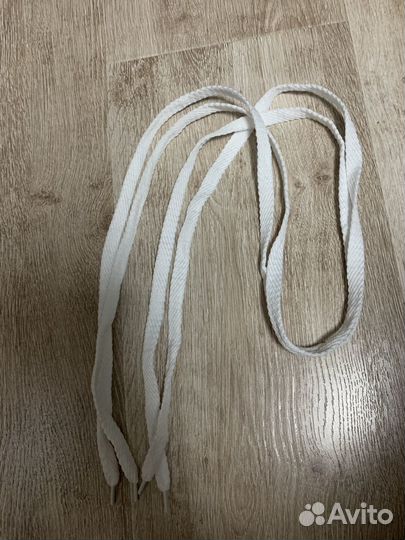 2 новых белых шнурка