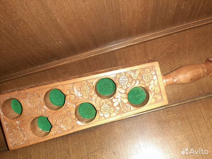 Стопки шоты на деревянной подставке