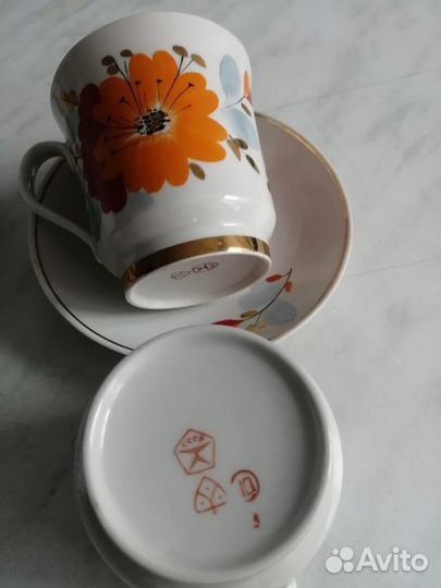 Бокал с блюдцем