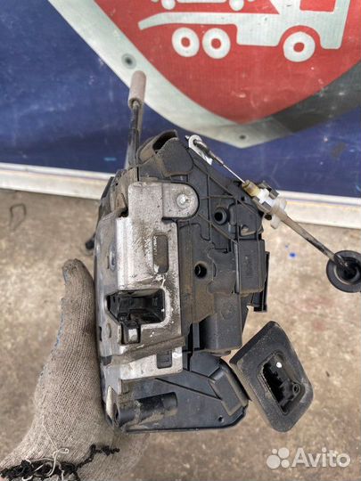 Замок двери передний правый Volkswagen Polo 5