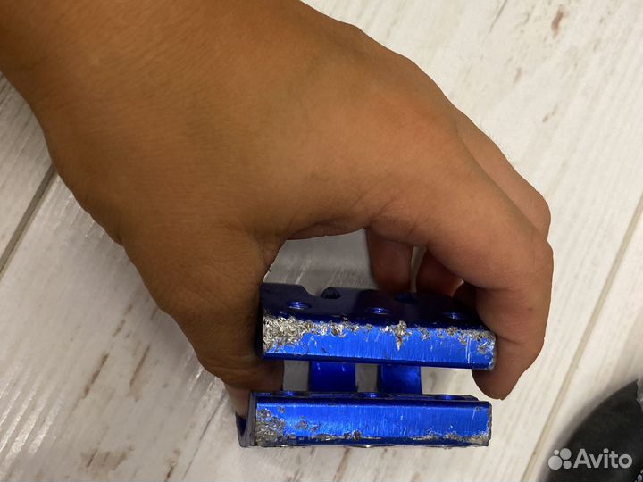 Зажим для трюкового самоката