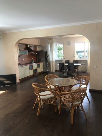 3-к. квартира, 126 м², 1/4 эт.