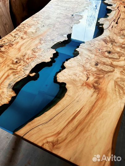 Обеденный стол из слэба с заливкой смолой