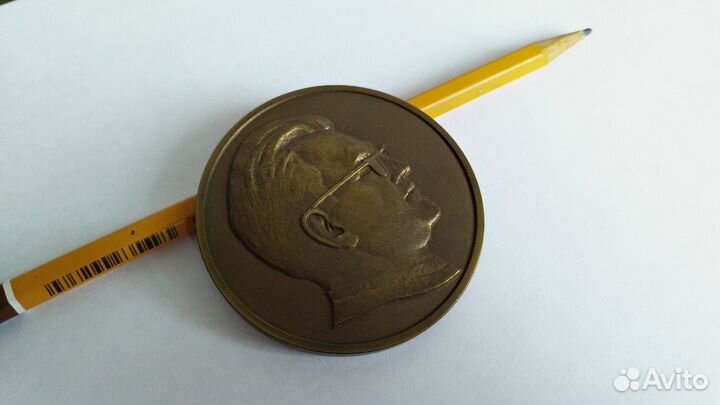 Настольная медаль 