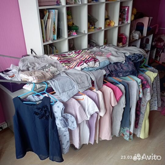 Одежда (платье, джинсы, юбка, футболка, свитшот)