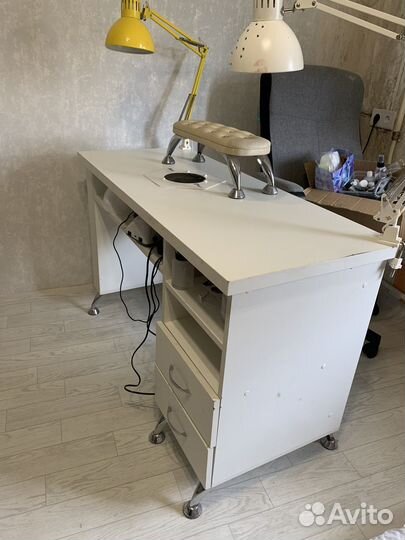 Маникюрный стол с вытяжкой