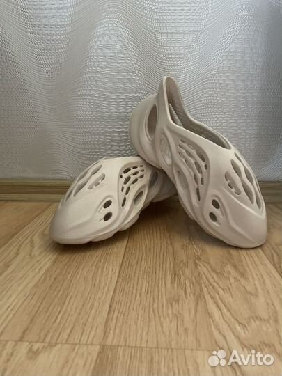 Кроссовки-сланцы yeeszy adidas р42-43