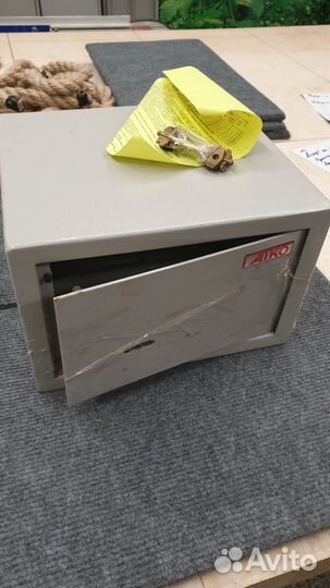 Сейф металлический, денежный ящик