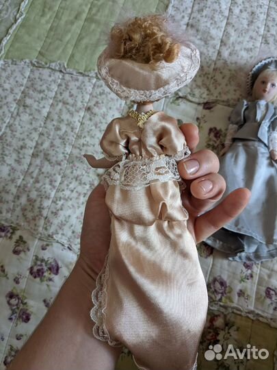 Кукла фарфоровая