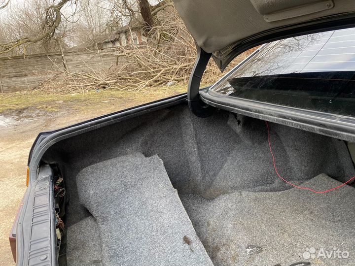 Обшивки багажника BMW E32