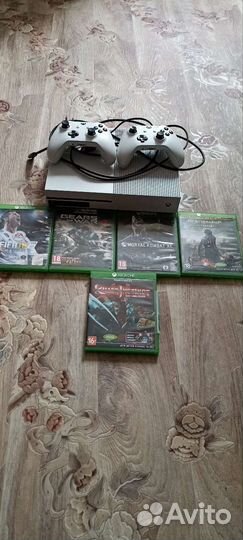 Xbox One s с 5-ю дисками и двумя джойстиками